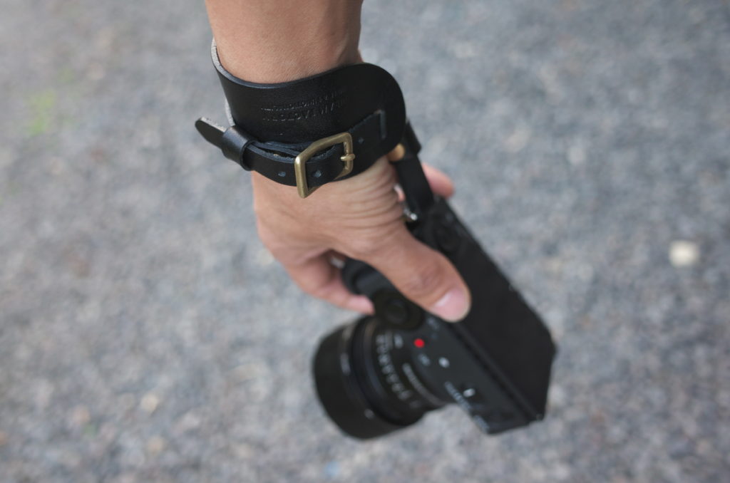 手首につけて持ち運ぶ DURAMカメラ用革製ハンドストラップ