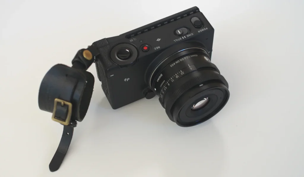 DURAMのおしゃれな革製ハンドストラップとSIGMA fp