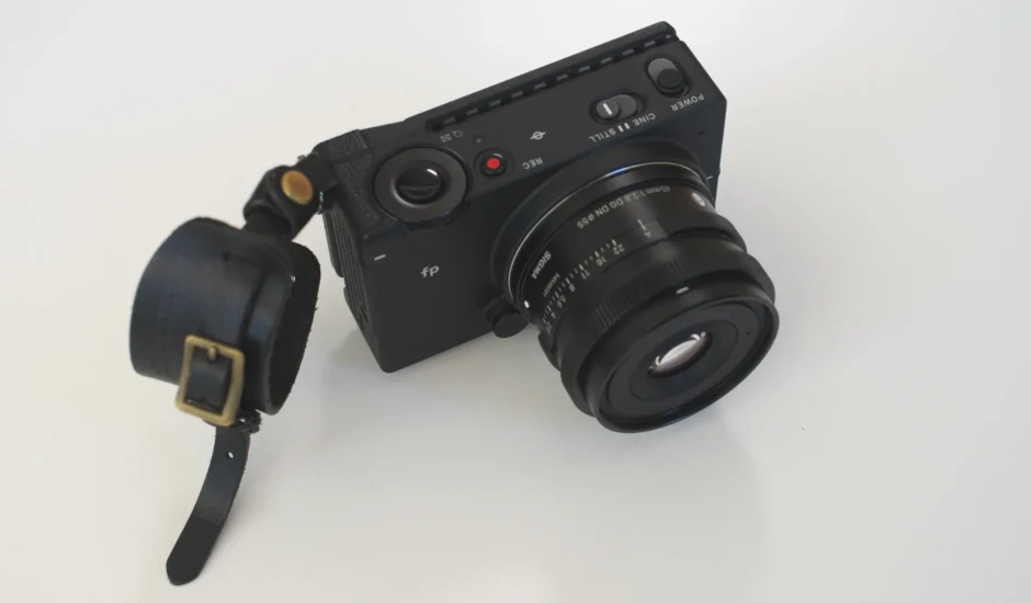 DURAMのおしゃれな革製ハンドストラップとSIGMA fp
