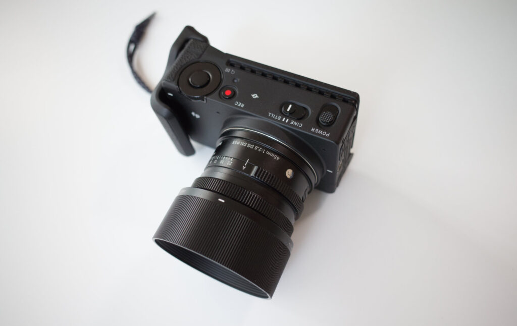 シグマ SIGMA fp 45mm F2.8 DG DN レンズキット 新素材新作 - デジタルカメラ
