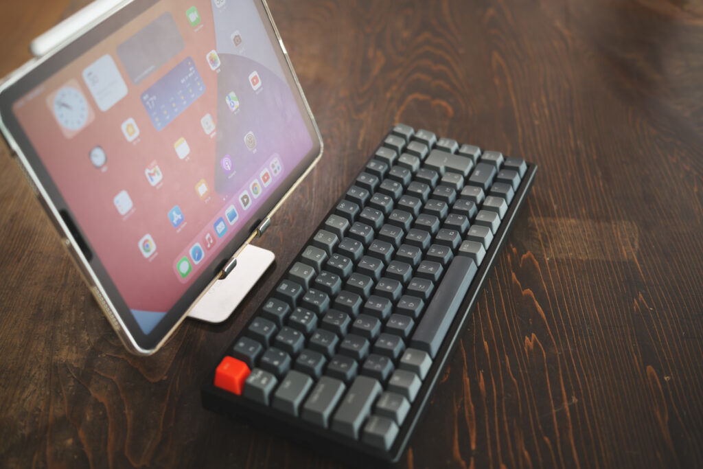 iPad用 Glazata アルミ製スマホ/タブレット用スタンド 折り畳み式 設置例:フロントアングル