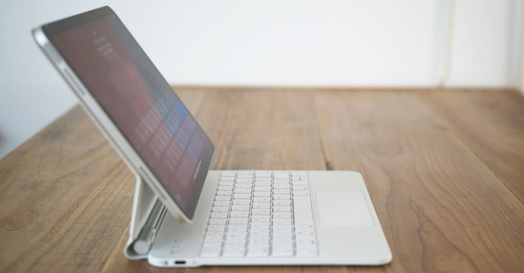 本当に買いなのか？iPad用Magic Keyboard代替品「HOU Trackpad Keyboard ]