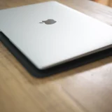 GuardV レザー製スリーブケース Apple MacBook Air / Pro用カフェなどでパソコンを使用中は下敷きする