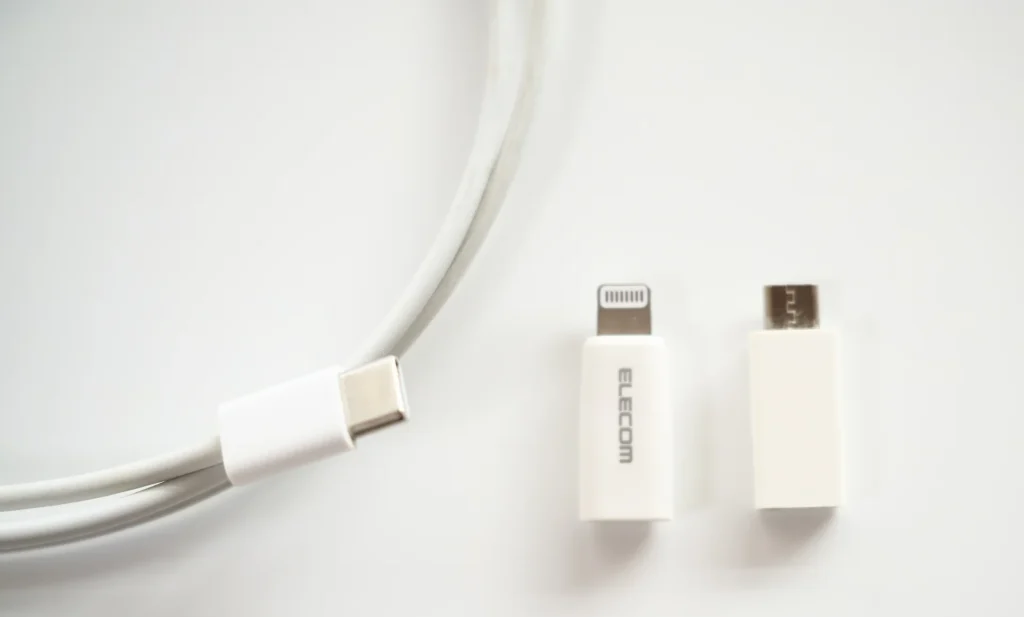 ２つの変換アダプタ「USB-C to Lightning / USB-C to microUSB 」