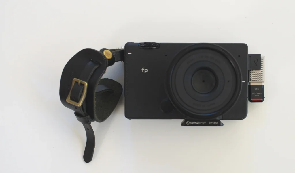 sigma fpとスティック型極小SSDのCINEMA DNG(RAW)動画撮影ミニマルセットアップ