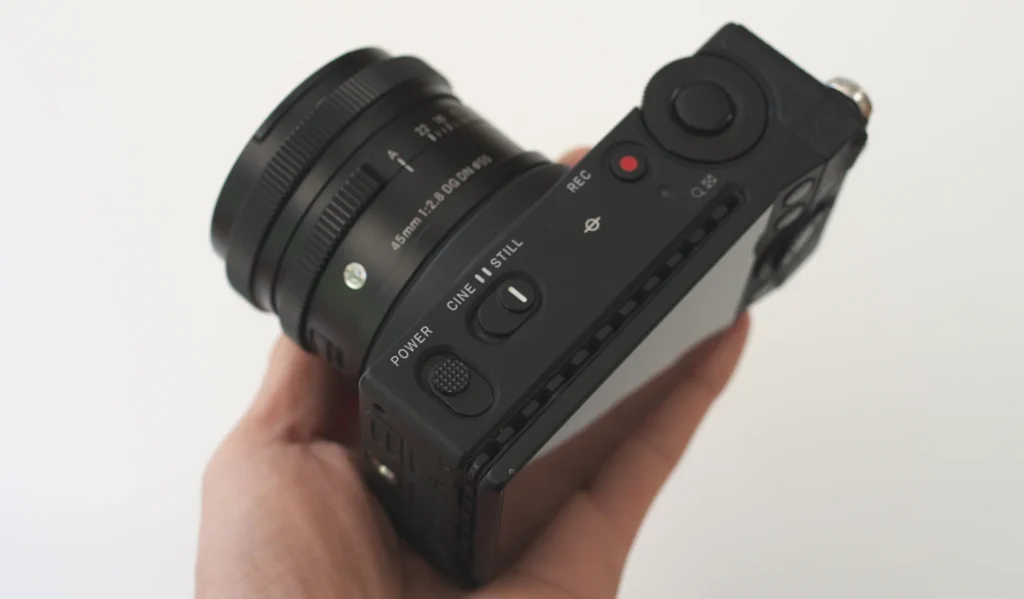 軽量コンパクトなsigma fp フルサイズ ミラーレス一眼